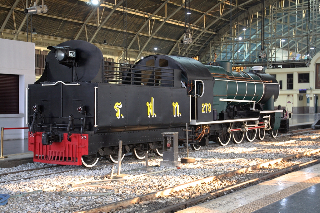 Da die 537 und 518 (Bo'Bo', de, Davenport, Bauj.1952) auf Gleis 4 umgestellt wurden lässt sich die als 278 angeschriebene eigentliche 269 (2'C1'-h3, Hanomag, Bauj. 1928, Fabr.Nr. 10609) nun auch von hinten fotographieren. - Bild vom 21.Februar 2026 in der Hua Lamphong Station.