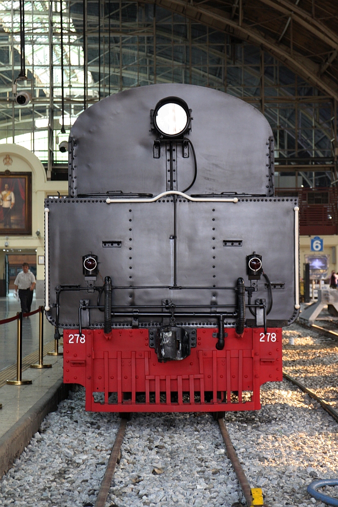 Da die 537 und 518 (Bo'Bo', de, Davenport, Bauj.1952) auf Gleis 4 umgestellt wurden lässt sich die als 278 angeschriebene eigentliche 269 (2'C1'-h3, Hanomag, Bauj. 1928, Fabr.Nr. 10609) nun auch von hinten fotographieren. - Bild vom 21.Februar 2026 in der Hua Lamphong Station.