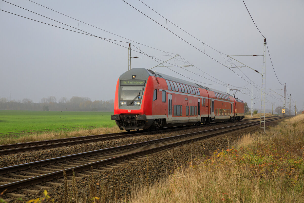 Da ab dem Fahrplanwechsel im Dezember 2022 auf der Linie RE7 zwischen Stralsund und Greifswald 2- Teilige Hamster zum Einsatz kommen sollen, sollte man als Lok mit Wagen Freund nochmal zuschlagen. Am 14.11.2022 war zu meiner Freude mal wieder was Ungewöhnliches mit 146 281 als Zug/Schublok (zu Ausbildungszwecken?) unterwegs. Aufgenommen in Wüstenfelde.

