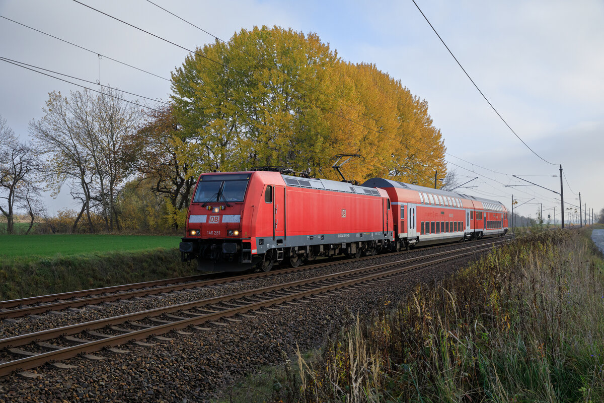 Da ab dem Fahrplanwechsel im Dezember 2022 auf der Linie RE7 zwischen Stralsund und Greifswald 2- Teilige Hamster zum Einsatz kommen sollen, sollte man als Lok mit Wagen Freund nochmal zuschlagen. Am 14.11.2022 war zu meiner Freude mal wieder was Ungewöhnliches mit 146 281 als Zug/Schublok (zu Ausbildungszwecken?) unterwegs. Aufgenommen in Teschenhagen.