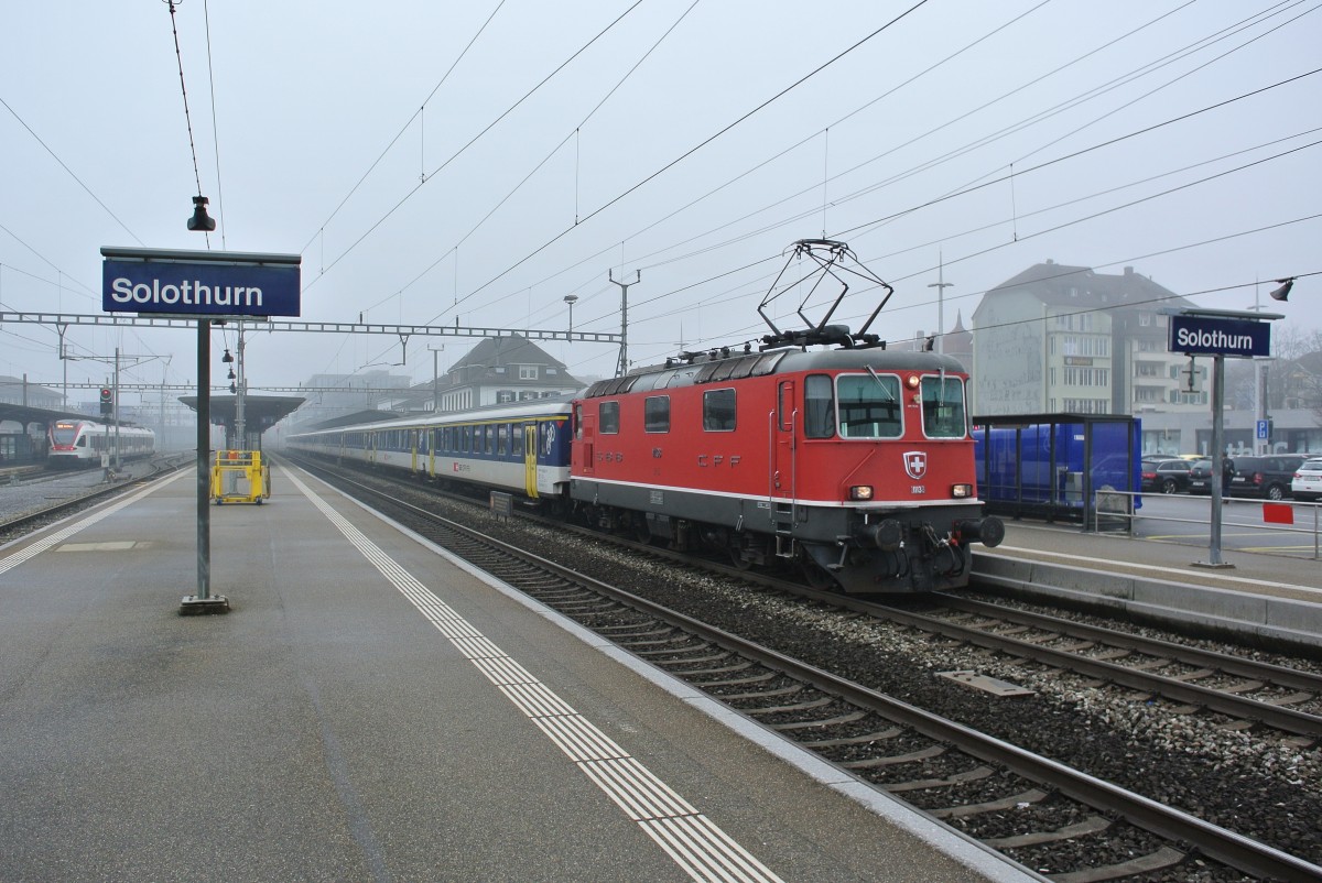 Da ab Fahrplanwechsel in Solothurn nur noch ICN fahren werden die Einstze der EWI Dispopendel noch seltener; Am 05.12.2015 verkehrte der Dispo Zrich mit der fhrenden Re 4/4 II 11138 als Ersatz IR 2125 Biel/Bienne-Zrich HB, hier bei Ausfahrt in Solothurn.