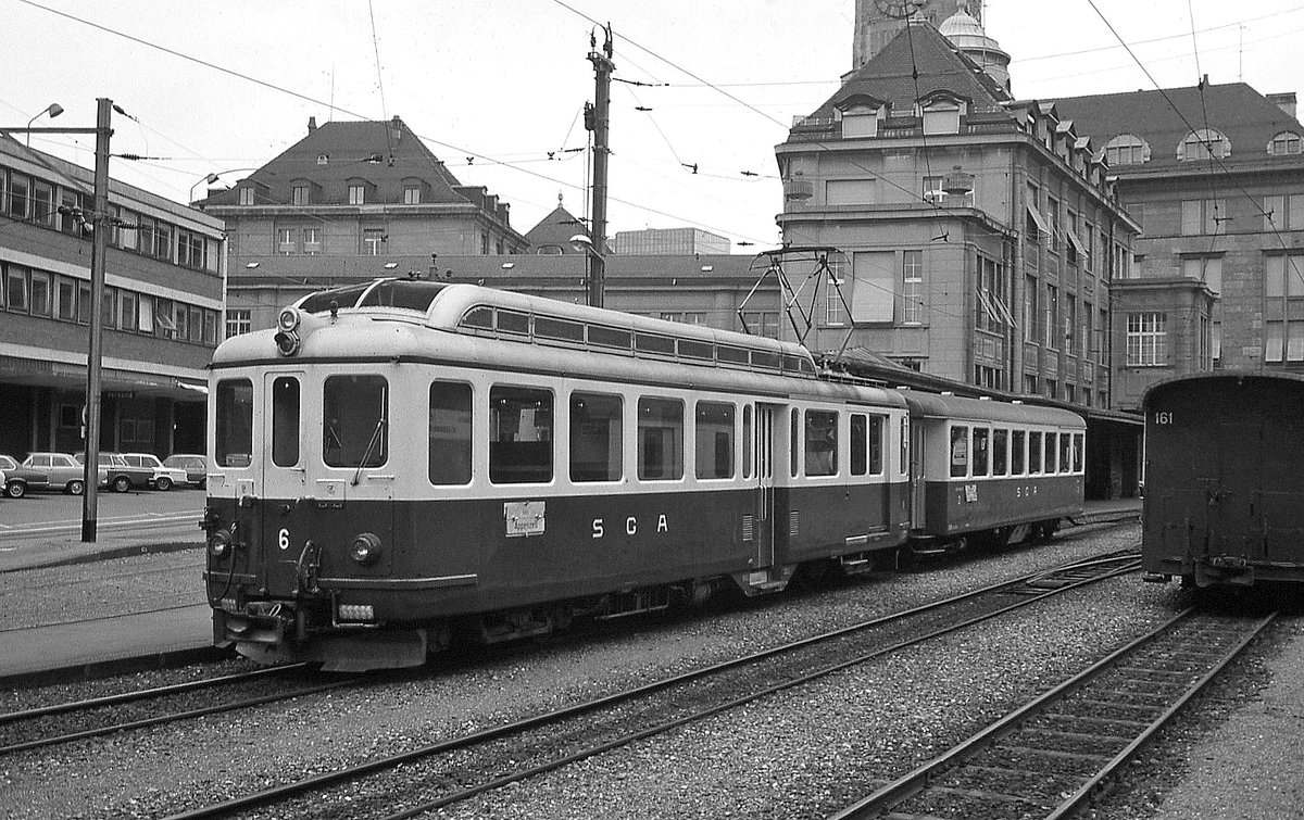 Da die ABDeh 4/4 1-5 der St. Gallen-Gais-Appenzeller Bahn (SGA) wegen der Konstruktion der Zahnräder nicht auf der Strecke von Gais nach Altstätten verkehren konnten, wurden für diesen Abschnitt 1953 die ABDeh 4/4 6-8 beschafft, die auf beiden Strecken verkehren konnten. ABDeh 4/4 6 wartet im Frühjahr 1979 in St. Gallen SGA auf die Abfahrt nach Appenzell.