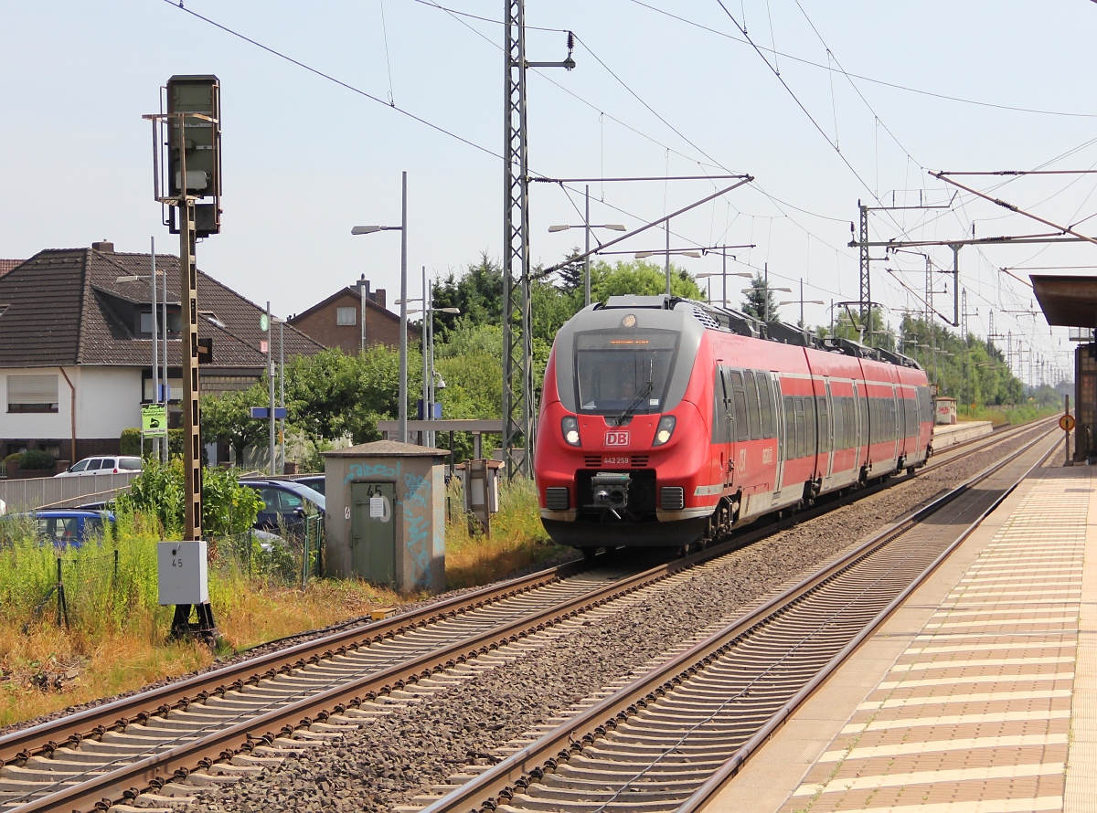 Da ahnt man nichts böses und da kommt ein  Hamster , genauer 442 259, aus Richtung Hannover über die SFS durch Dedensen-Gümmer. Aufgenommen am 27.07.2013.