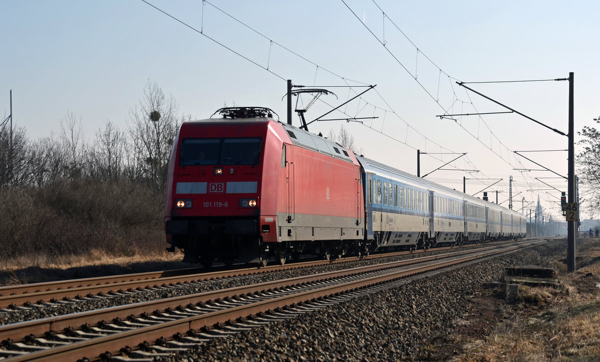 Da am 16.02.17 die Bahnstrecke bei Jüterbog gesperrt wurde mussten neben den ICE und IC auch die EC-Züge der Linie Prag-Hamburg über Dessau nach Berlin umgeleitet werden. Mit dem EC 176 durcheilt hier 101 119 Greppin Richtung Dessau.