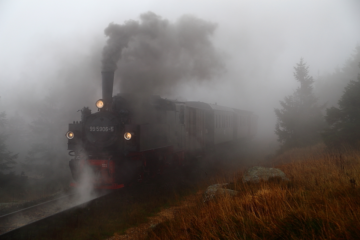 Da am 17.10.2014 im Rahmen der Veranstaltung  Kleinbahnromantik  auch eine Scheinfahrt kurz unterhalb des Brockenbahnhofes vorgesehen ist, rollt unser Sonderzug der IG HSB, nachdem die Fotografen ausgestiegen sind, zur Vorbereitung derselben, ein Stück talwärts.