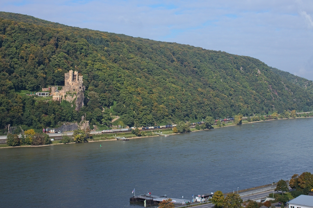 Da am 23.9.2014 der Fernverkehr Richtung Mainz wegen zwei Oberleitungsstörungen oft verspätet war, hatte u.a. eine 185 von Crossrail Platz und unterquerte die Burg Rheinstein