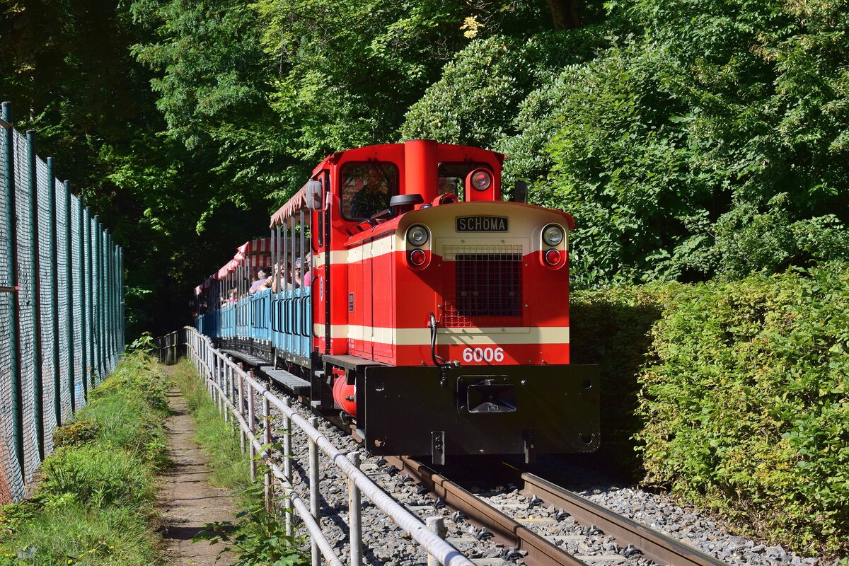 Da am Sonntag in Chemnitz nicht viel los war entschied ich mich für einen Besuch bei der Parkeisenbahn. Zwischen all den schattigen Streckenabschnitten konnte ich auf höhe der Tennisplätze einen sonnigen freien Abschnitt nutzen um Lok 6006 mit ihrem Zug aufzunehmen.

Chemnitz 15.08.2021