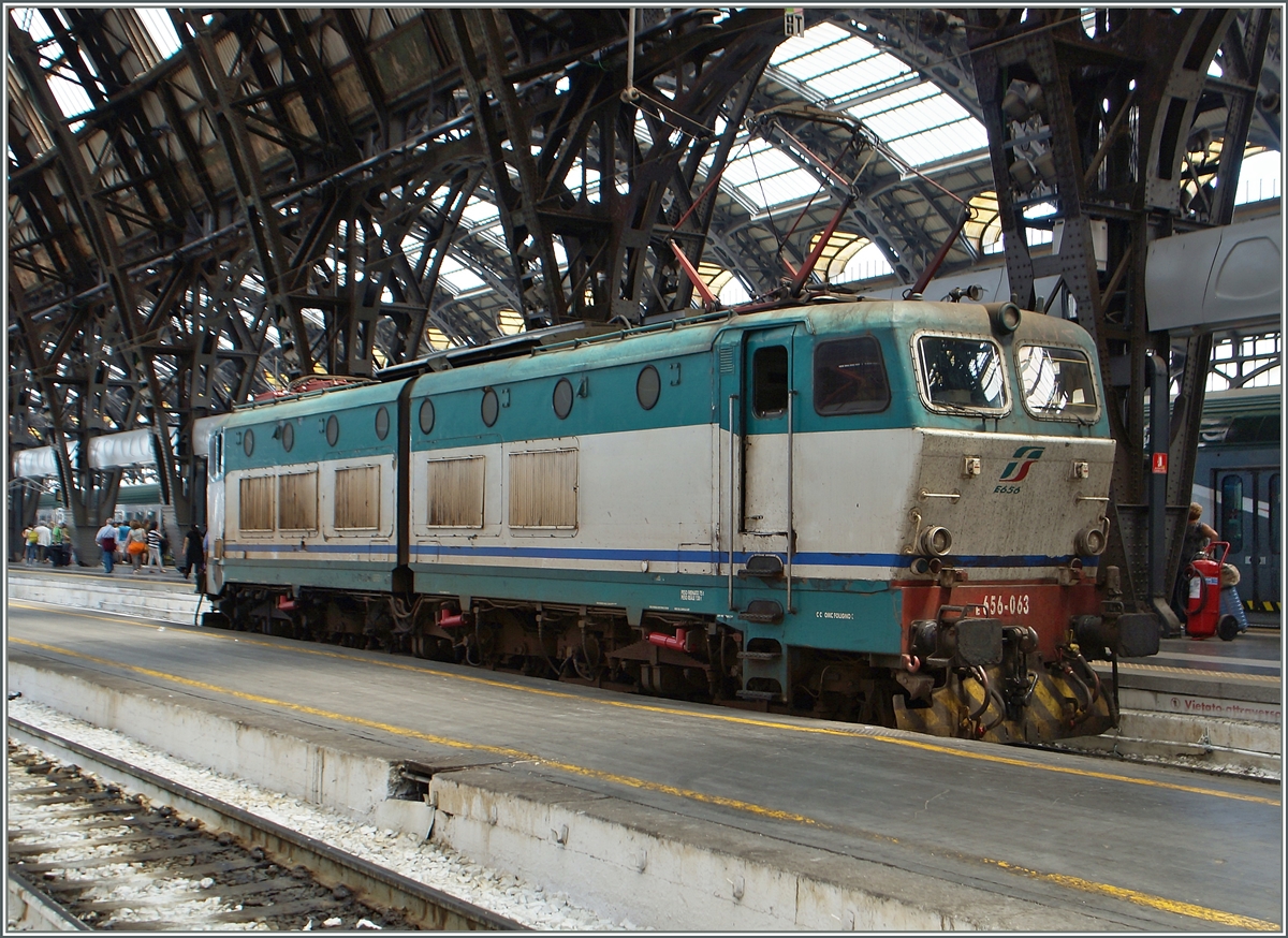 Da auch in Italien vermehrt Treib- und Pendelzüge den Zugeverkehr dominieren, ist so eine FS 656 063 mitten im Bahnhof von in Milano Centrale schon ein Foto wert.
22. Juni 2015  