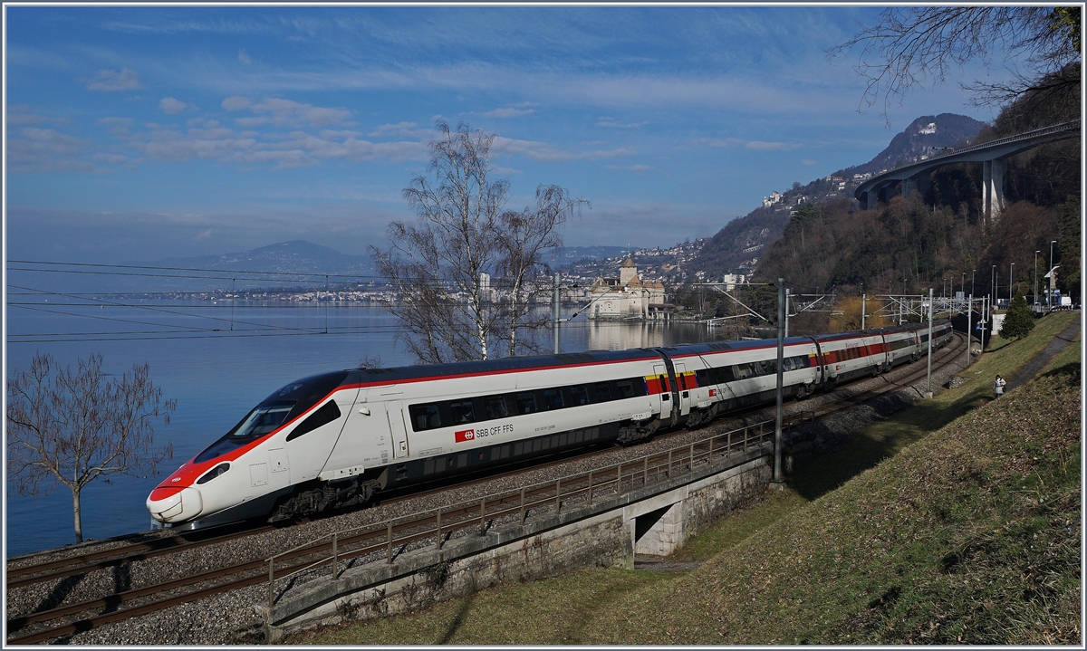 Da die Bäume zwar Blattlos aber voller Schmarotzer sind und somit unvorteilhafte Schatten auf die Gleise warfen, musste ich etwas abseits meiner gewohnten Fotostelle stehen, was jedoch der charakteristischen Nase des  Pinocchio  zum Vorteil gereichte: Ein SBB RABe 503 als EC 32 unterwegs von Milano nach Genève beim Château de Chillon.
11. Feb. 2017