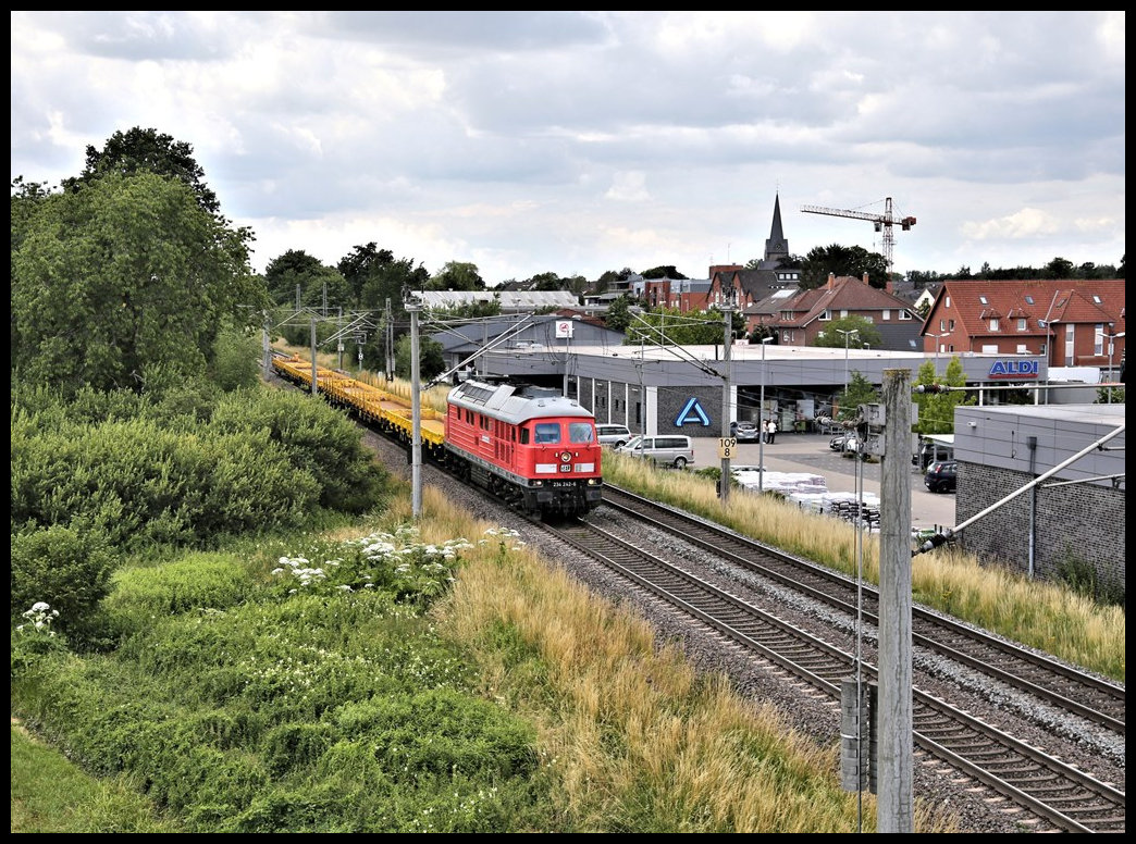 Da im Bahnhof Hasbergen die Ausziehgleise schon vor geraumer Zeit zurück gebaut wurden, müssen Rangiervorgänge auf die Hauptstrecke ausgedehnt werden. Am 4.7.2022 war SEL 234242 um 13.36 Uhr bei einem solchen Rangiervorgang in Hasbergen zu beobachten.