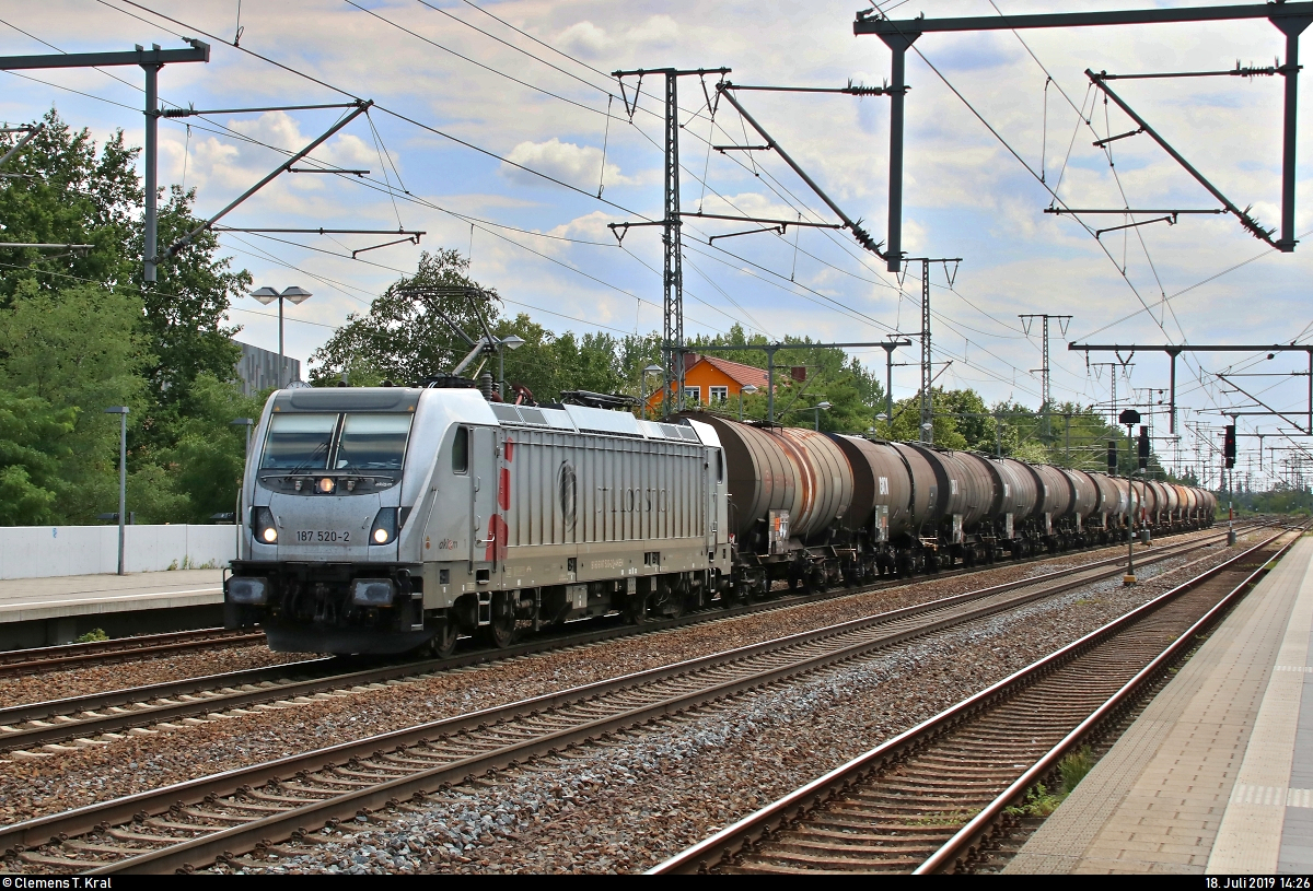 Da im Bahnhof Oranienburg kurzfristig eine Fliegerbombe entschärft werden musste und es zu zahlreichen Zugausfällen kam, musste ich von meinem Ziel, den Berliner Außenring einmal zu umrunden, Abstand nehmen - hatte ich doch vor, Hohen Neuendorf West als nächstes zu erreichen. Daher noch ein  Zwangsaufenthalt  in Golm, währenddessen ein wenig Güterverkehr herrschte, bevor es über Umwege weiterging.
Hier durchfährt ein Kesselzug mit 187 520-2 der Akiem S.A.S., vermietet an die CTL Logistics GmbH, den Bahnhof Golm auf dem Berliner Außenring (BAR | 6068) Richtung Priort.
Aufgenommen im Gegenlicht.
[18.7.2019 | 14:26 Uhr]