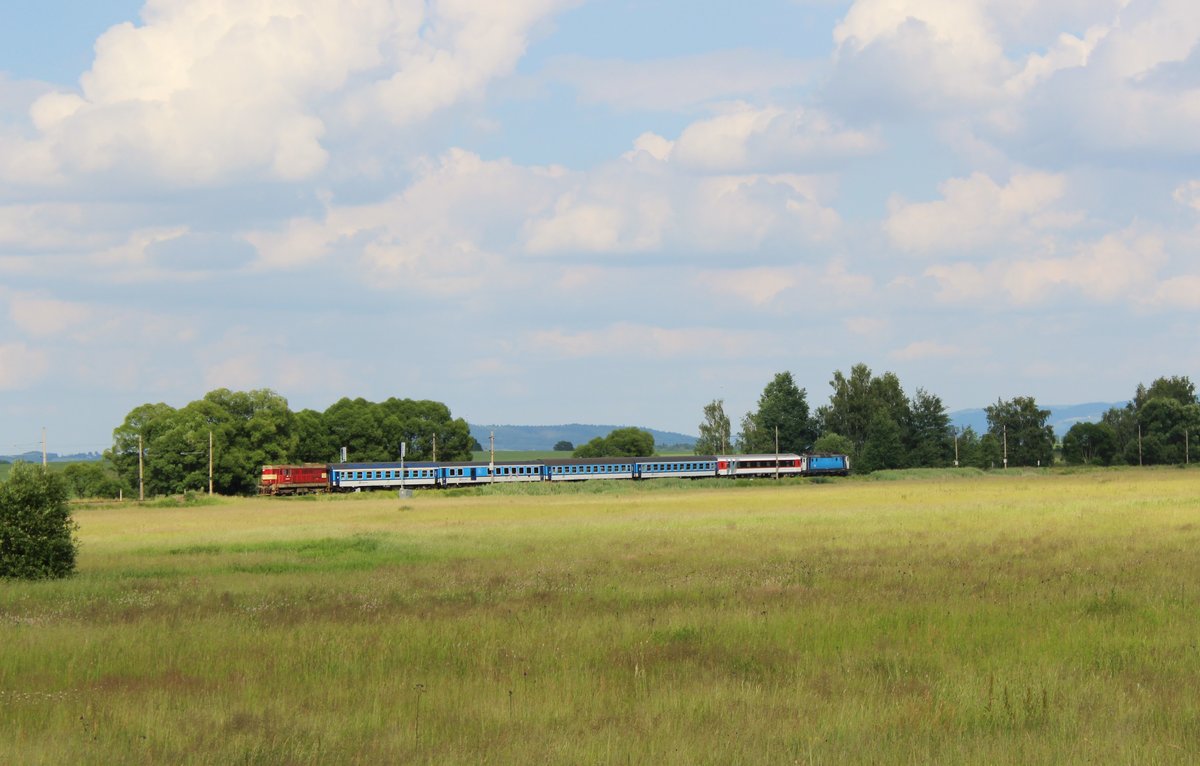 Da bei Tršnice die Brücke über die Ohre ausgetauscht wird fehlt dort die Oberleitung. Die Züge werden von Cheb bis Kynšperk n.Ohří und zurück mit 714 oder 742 geschoben. Hier der R 615 Ohře vorn mit 362 131-5 und Schublok 742 264-5 am 10.06.16 bei Tršnice. 