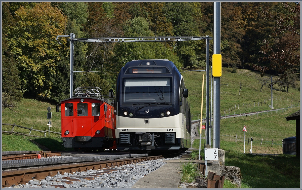 Da bei Tusinge eine Brücke abgebrochen und neu gebaut wird, betreibt die CEV MVR einen  Inselbetrieb  zwischen Tusinge und Les Pleidades. Da es zu dieser Jahreszeit auf dieser Höhe schneien könnte, hat man vorsichtshalber die HGe 2/2 N° 1 mit der CEV Xrot 91 in Fayaux stationiert. Der  eingeschlossene  SURF ABeh 2/6 7503 von Les Pleiades macht einen kurzen Halt in Fayaux.
16. Okt. 2016