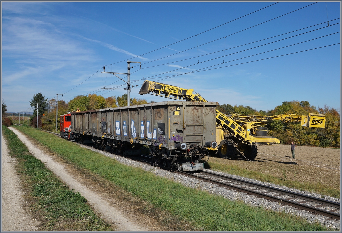Da in den bereits abgefahrene Siebenwagenzug bei Reverolle nicht alle Zuckerrüben verladen werden konnten, wird vom nächsten Zug, welcher die Zuckerrüben unterhalb von Reverolle aufnimmt, zwei Eaos abgekuppelt und mit der Tm 2/2 41 die paar hundert Meter zur Verladestelle hochgezogen und dort beladen.
17. Okt. 2017