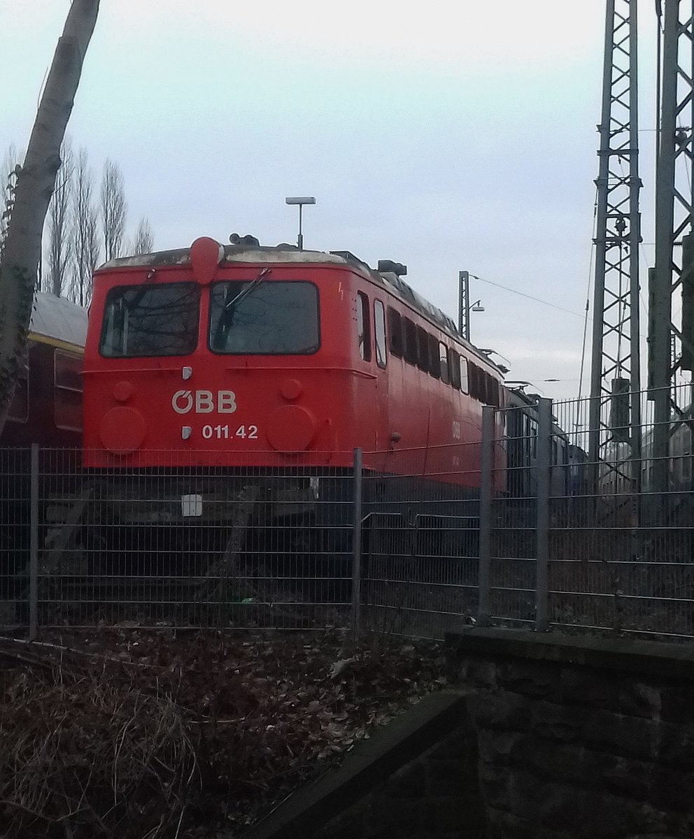 Da bin ich im Laster durch die Stadt für die Buchhaltung Schreibmaschinenfarbbänder holen und auf dem Heimweg kommt der Bub bei der CBB vorbei gefahren und erheischt diesen Anblick im alten BW in Gladbach Hbf. 11.1.2018