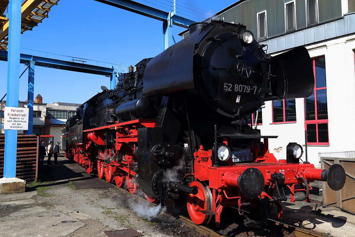 Da bis zur Abfahrt des Sonderzuges der Sonderzugveranstaltungen Chemnitz, welchen 52 8079 heute als erste Beförderungsleistung, nach erfolgter HU, zurück nach Wittenberg bringen wird, noch etwas Zeit ist, macht sie sich hier im Dampflokwerk Meiningen schon mal nützlich und rangiert den Zusatztender von 18 201, nachdem dessen Wasservorräte aufgefüllt wurden, auf das Nebengleis, um den Weg für die zugehörige Dampflok freizumachen, welche sich zum Zeitpunkt der Aufnahme noch im Lokschuppen rechts befindet. (Aufnahme vom 29.03.2014 im Rahmen eines Besuches des Vereins  SVC ).