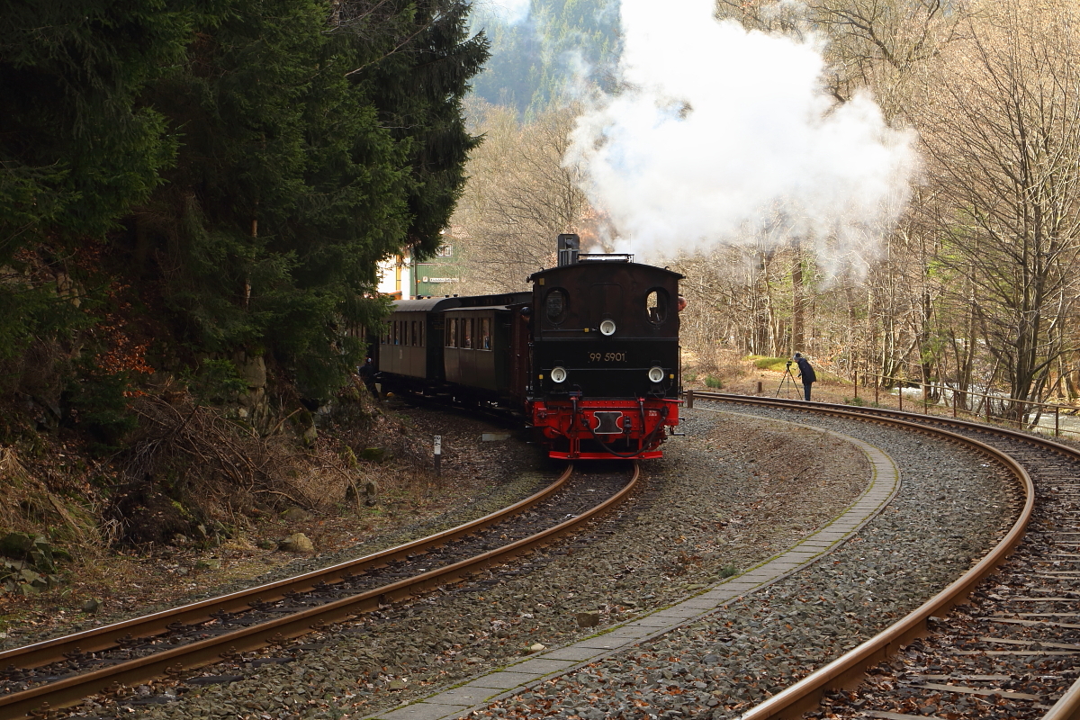Da bis zur Weiterfahrt noch reichlich Zeit ist, gibt es jetzt eine Scheinausfahrt von 99 5901 mit ihrem IG HSB-Sonder-PmG aus dem Bahnhof Eisfelder Talmühle. (Aufnahme vom 26.02.2017)