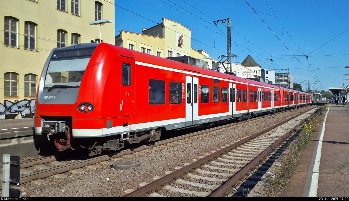 Da Bombardier nicht alle bestellten Talent 2 pünktlich zur Betriebsaufnahme von Abellio Rail Baden-Württemberg am 9.6.2019 im Neckartal (RB17a, RE17b und RB17c) zwischen Stuttgart und Pforzheim bzw. Heidelberg liefern konnte, wird ein Teil der Leistungen derzeit noch mit Ersatzfahrzeugen, u.a. von DB Regio, erbracht.
Smartphone-Aufnahme von 426 527-8, ehem. DB Regio NRW, und 425 301-9 von DB Regio Baden-Württemberg, beide im Dienste von Abellio Rail Baden-Württemberg, als RB 19509 (RB17a) von Pforzheim Hbf bzw. RB 19609 (RB17c) von Bruchsal nach Stuttgart Hbf, die den Bahnhof Ludwigsburg auf Gleis 4 verlassen.
[23.7.2019 | 9:00 Uhr]