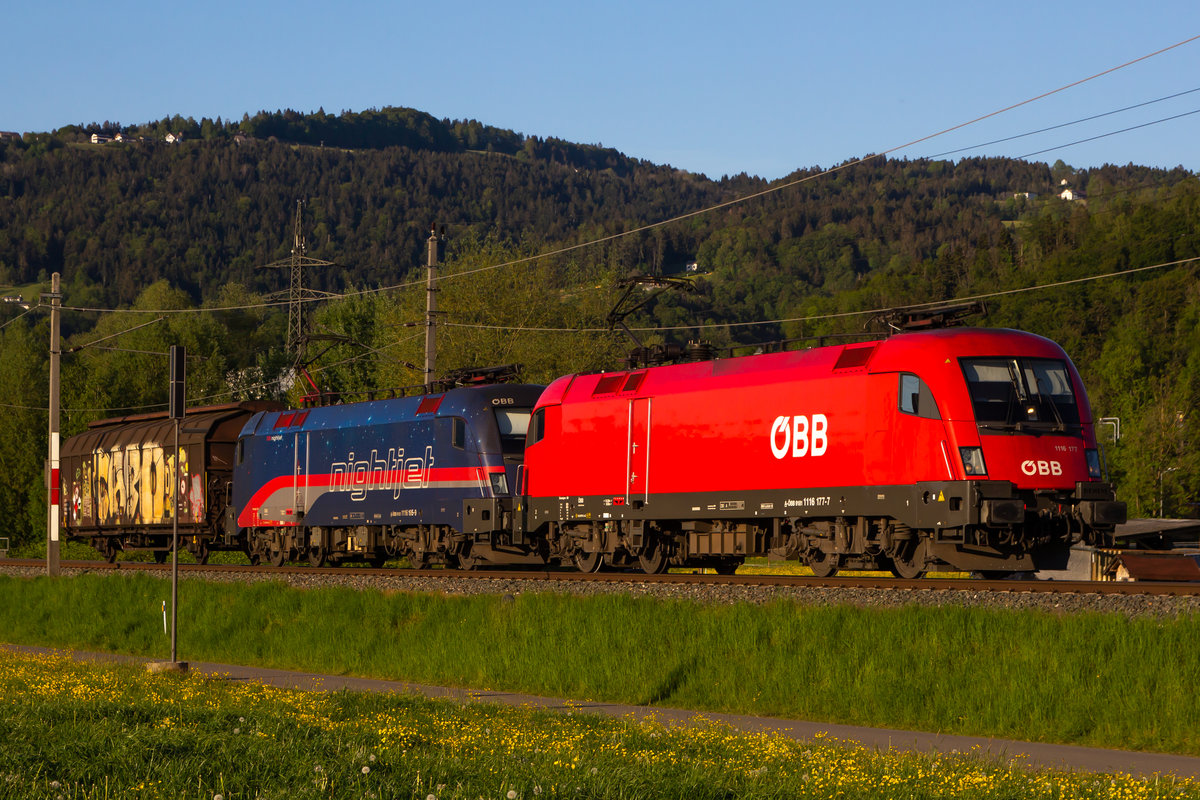 Da braucht es zwei Loks (1116-177-7 und 195-9) um einen Güterwagen ziehen zu können...Dornbirn Haselstauden. 27.4.20 