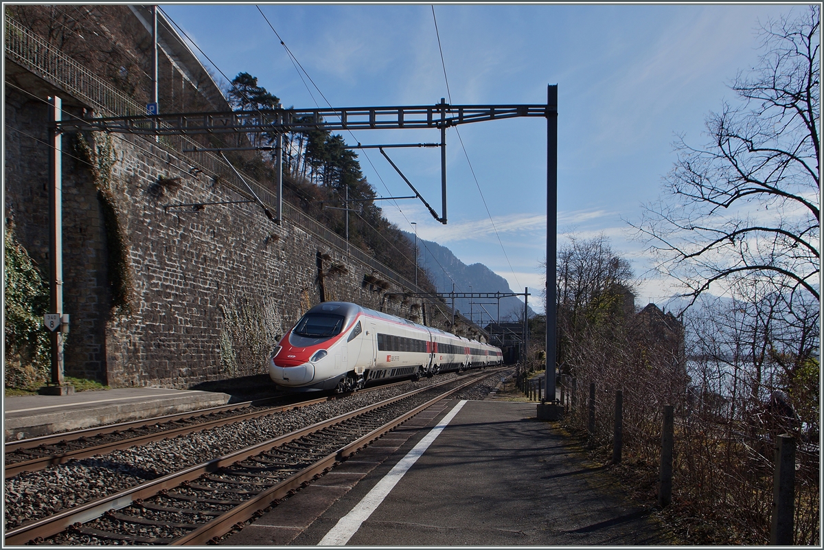 Da das Château de Chillon auf der Sonnenseite renoviert wird, hier ein Bild von der Schattenseite des Schlosses, während ein Schlusslichtloser Pinocchio (ETR 610/RABe 503) als EC 39 Richtung Milano durchfährt.
3. März 2015
