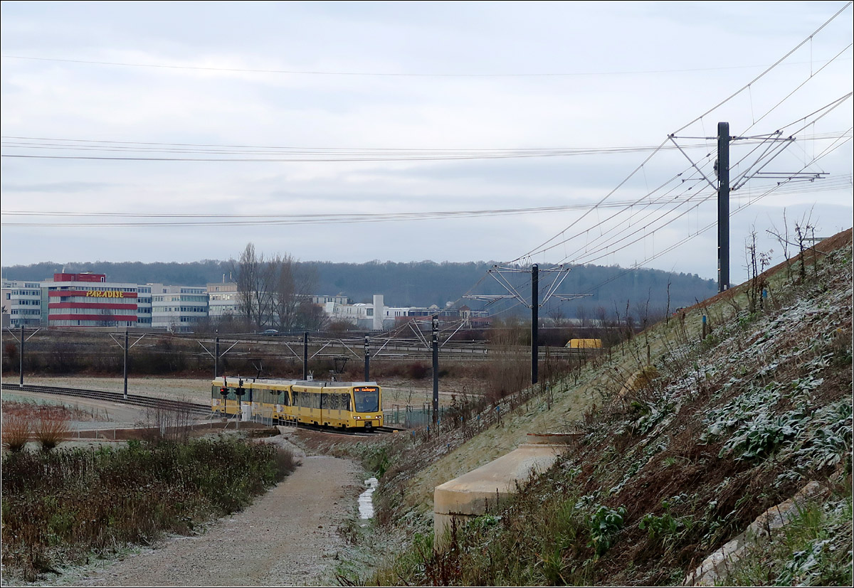 Da da geht es aber hinauf - 

Ein Zug der Stuttgart U6 an der tiefsten Stelle der Neubaustrecke mit 396 M über NN. Die höchste Stelle der Gleise auf der Brücke liegt bei 409 M über NN, Die Brücke ist allerdings nicht die höchste Stelle der neuen Strecke, sondern in Richtung Flughafen geht es noch mit wiederum 60 ‰ Steigung einen Hügel hinauf. Der Scheitelpunkt dort liegt bei 419 M über NN.

Theoretisch hätte man den Bahndamm über die Talsenke hinweg führen können und auch den Feldweg überbrücken. Aber so ist es schöner. Ich glaub auch den Fahrern muss es Spaße machen diese Strecke zu befahren mit ihren mehrfachen Auf und Abs. Ähnlich der Schnellfahrstrecke Frankfurt - Köln, hier aber direkter erfahrbar.

07.01.2022 (M)
