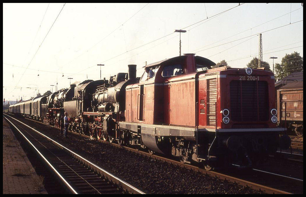 Da die Dampfloks des ET nicht allein fahren durften, bekamen sie Vorspann durch eine Diesellok der DB. Am 9.7.1993 stand diese Fuhre um 19.55 Uhr abfahrbereit im Bahnhof Lengerich nach Münster. 211200 hatte die 381772 und die 503655 am Haken.