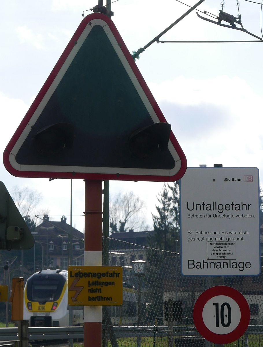 Da die DB-Abstellanlage in der Schweiz liegt, enthält das Verbotssschild der DB folgenden Zusatzhinweis:  Zuwiderhandlungen werden nach dem Schweizer Bahnpolizeigesetz verfolgt 
Die Schilder mit dem 3442 204 im Hintergrund, der am Vormittag von Stuttgart als 'Radexpress-Bodensee' in Konstanz ankam, wurden am 04.02.2018 in Kreuzlingen fotografiert.