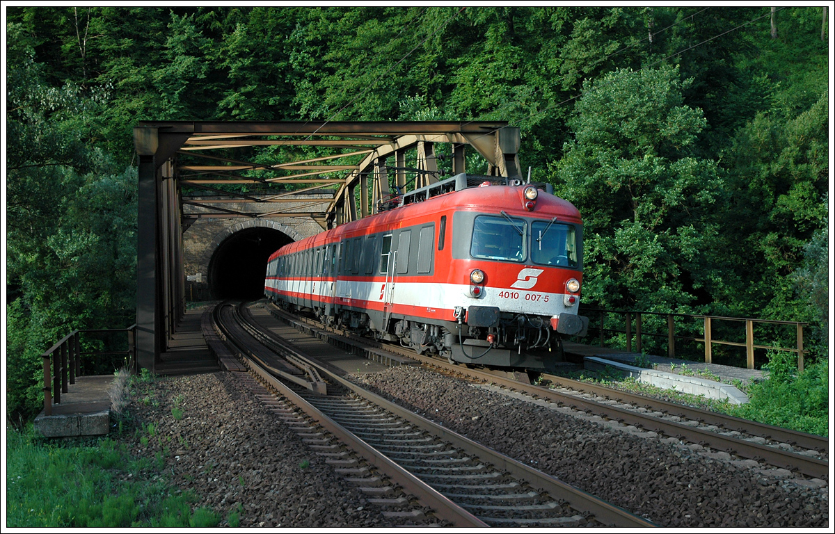 Da dieses Motiv wegen Brückenneubau, und natürlich wegen dem Triebwagen der BR 4010, nicht mehr möglich ist, eine Neuüberarbeitung aus dem Jahre 2008. IC 510 von Graz nach Salzburg bei der Ausfahrt aus dem Kugelsteintunnel kurz nach dem Bahnhof Peggau-Deutschfeistritz aufgenommen.