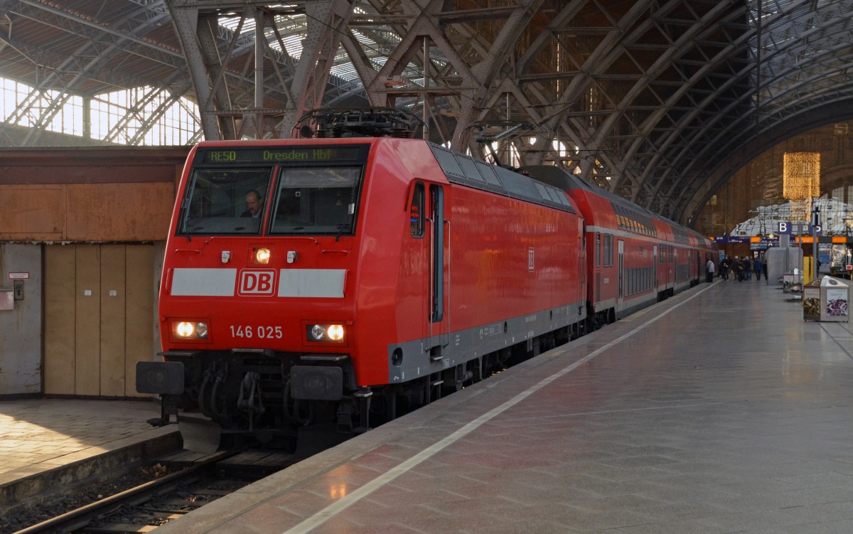 Da die Dresdner Taurus mittlerweile im Leipziger S-Bahnverkehr eingesetzt werden läuft nun statt eines Taurus eine Dresdner 146 im Umlauf der Talente zwischen Dresden und Leipzig mit. Am 16.12.15 wartet 146 025 mit einem RE nach Dresden in Leipzig auf die Abfahrt. 