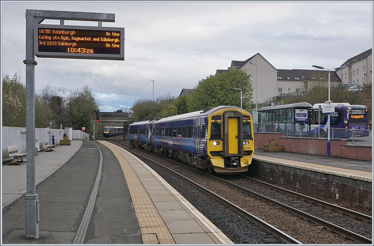 Da die Einstiegstüren britischer Züge etwas vor der planmässigen Abfahrtszeit schliessen, sind die Züge, wie dieses Bild, zeigt in der Regel  on time .
Das Bild entstand in Kirkcaldy und zeigt den hier eintreffenden Scotrail Dieseltriebzug 158 704.
22. April 2018