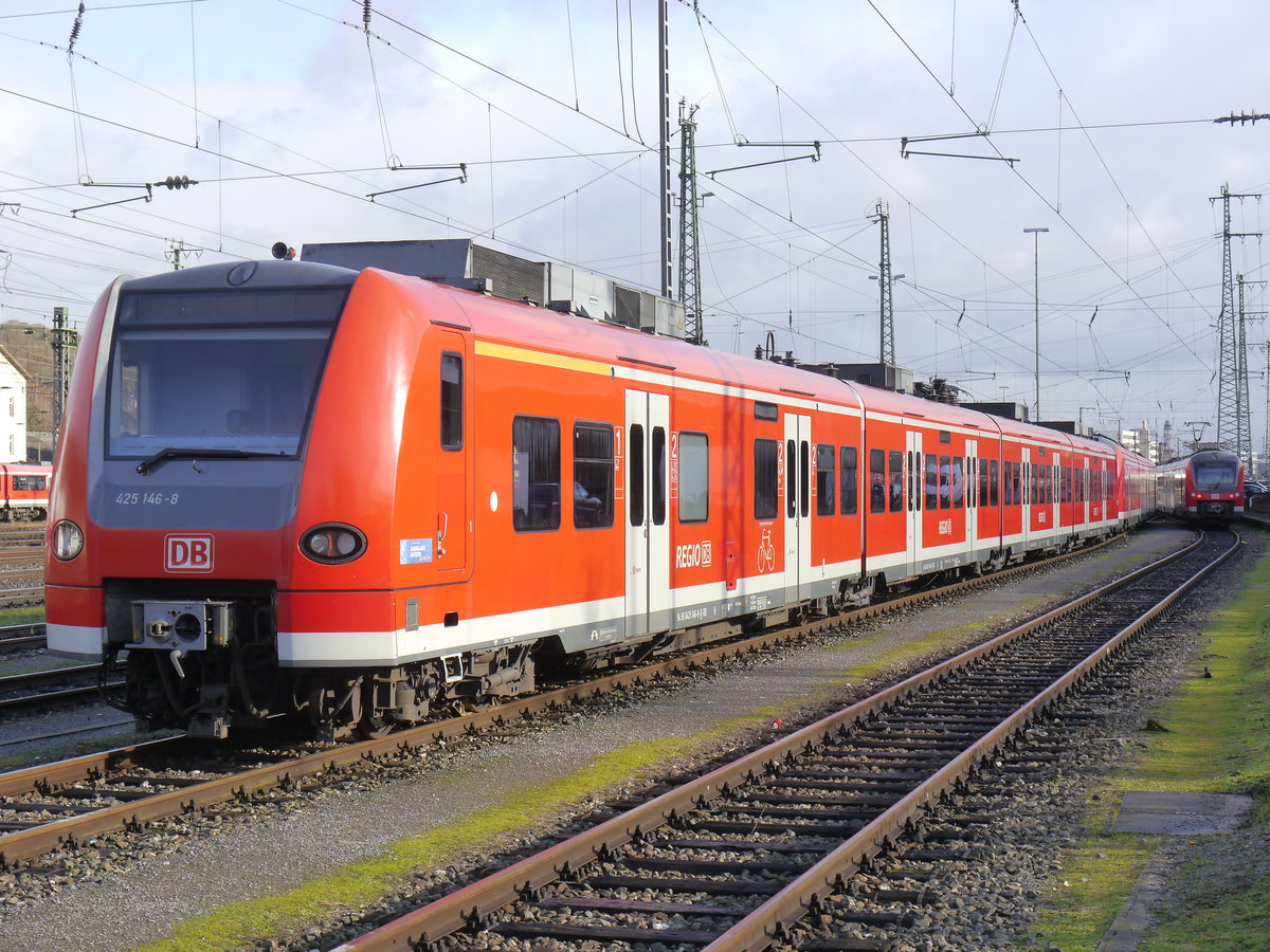 Da er seit mitte September 2016 auf Ersatzteile wartet, steht 425 146 am 24.12.2016 abgerüstet in der Abstellung von Würzburg Hbf.