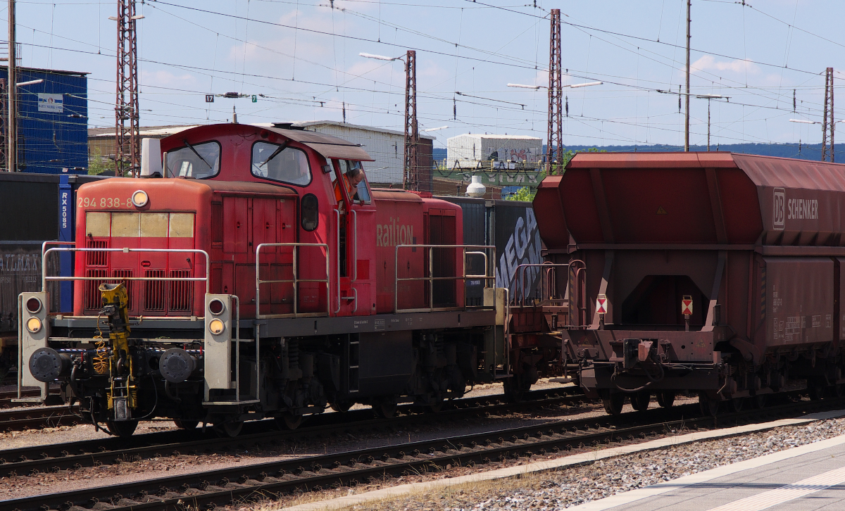 Da der Erzzug nach Rotterdam nicht vollständig von der Dillinger Hütte kam. mußte 294 838 nach die fehlenden Erzwagen mit Hilfe eines Adapterwagens für Mittelkupplungen an den Zug rangieren. 02.07.2014 Dillingen Saar