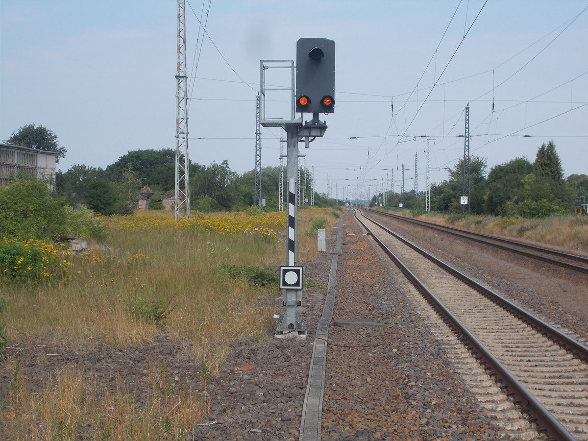Da es auf dem Bahnhof in Ferdinandshof nichts Aufregendes gibt und ich nicht umsonst zum Bahnhof gefahren bin,fotografierte ich wenigsten dieses Wegübergangssignal vom Bahnsteigende aus.Aufgenommen am 30.Juli 2019.