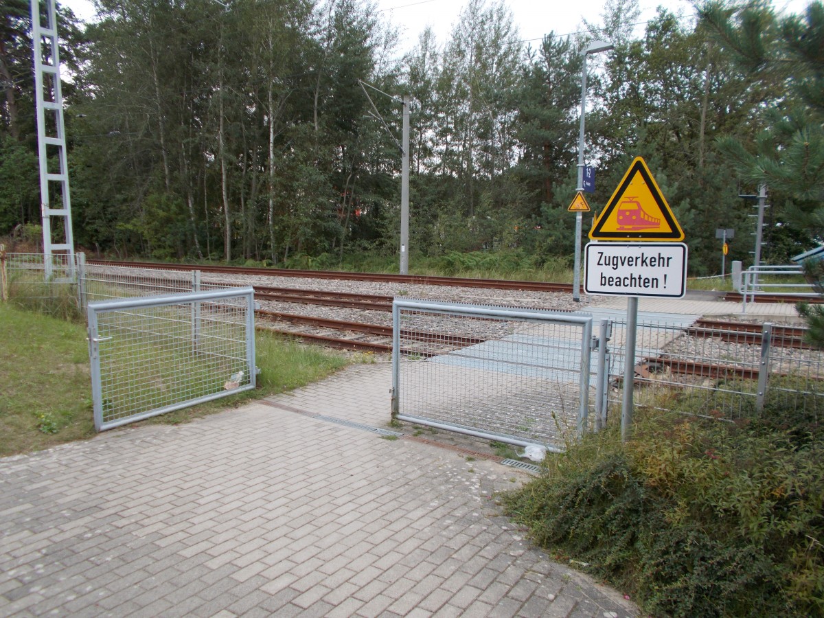 Da es in Binz keinen Bahnsteigtunnel oder eine Brücke gibt,ist dies der einzige,öffentliche Zu-und Ausgang von und nach Gleis 3.Aufnahme vom 10.August 2014.