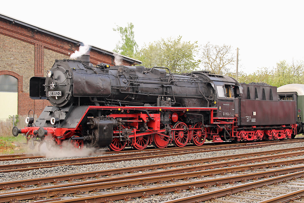 Da es ja im Netz der DB kaum noch dampflokfähige Infrastruktur gibt, mußte die 50 3552 der Museumseisenbahn Hanau am 26.04.2015 in Glauburg-Stockheim auch zurückdrücken, um dann im Bereich der Abstellgleise von der Feuerwehr mit Wasser  befüllt zu werden. Leider war das natürlich im Schatten, von der Sonnenseite am Ende des Mittelbahnsteigs war davon nichts zu sehen, aber dafür eben viel besseres Licht