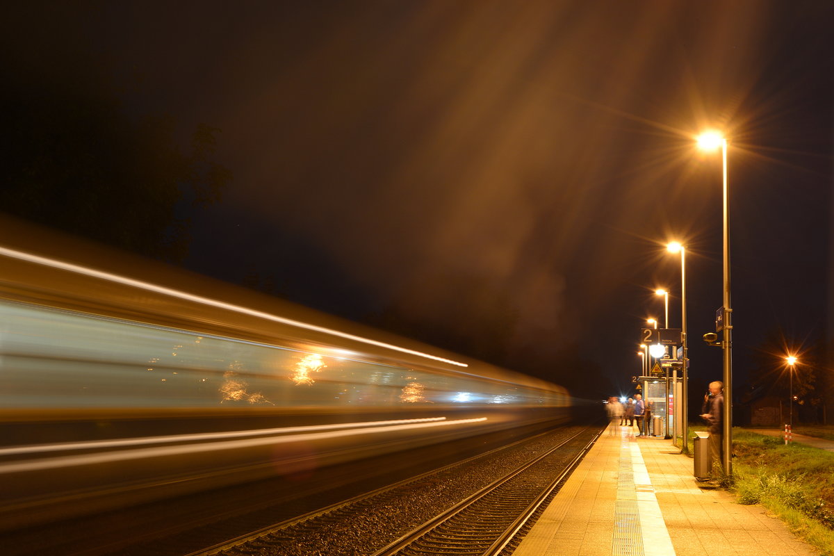 Da es leider schon vollständig dunkel war wurde ein normales Foto unmöglich aber auf die Langzeitaufnahme hat ihren Reiz. Hier rauscht die 01 150 mit ihrem Sonderzug nach Goch durch Kapellen in Richtung Neuss.

Kapellen 02.09.2017