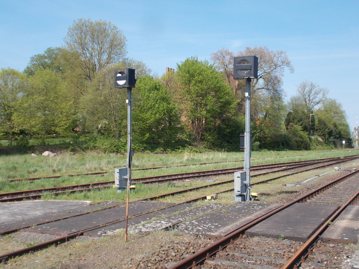 Da es im mecklenburgischen Karow nichts mehr zum Rangieren gibt,haben auch diese beiden Gleissperrsignal ihren Dienst beendet.Aufnahme vom 28.April 2018.