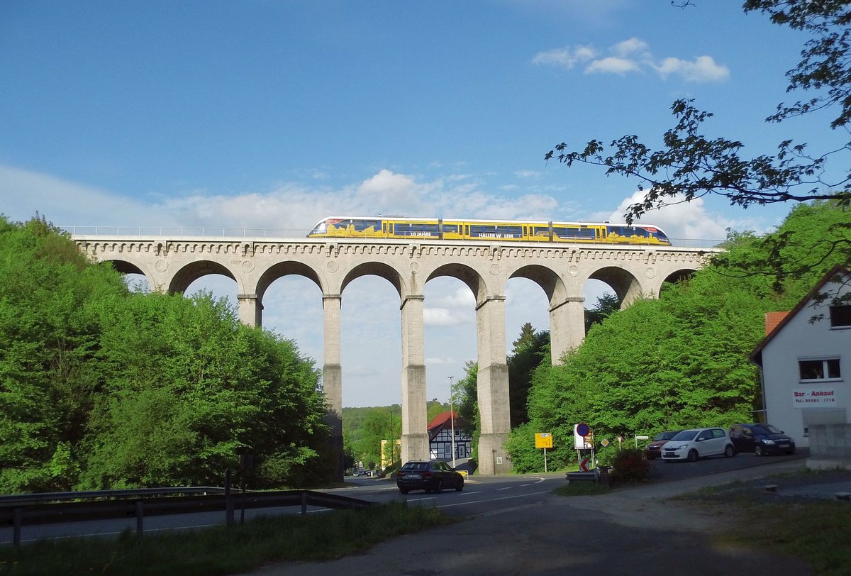 Da es so schön war,nochmal das Gleiche mit  Durchblick ,74973 der NordWestBahn Richtung Stadtoldendorf am 27.04.2018
 