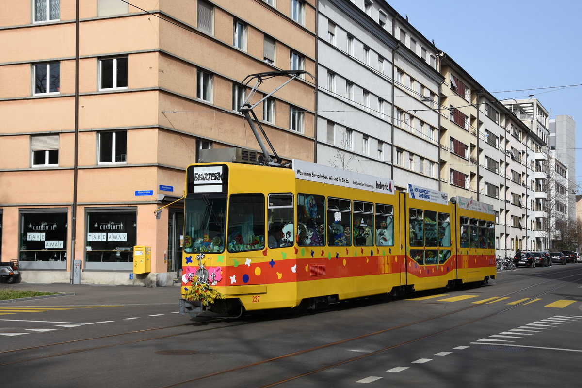 Da es wegen Corona auch 2021 keine Fasnacht gibt, hat ein Fasnächtler kurzerhand den Be 4/8 237 zum einem Fasnachtstram umgestaltet. Im Inneren sitzen Fasnachtsfiguren und kleine Laternen. Aufnahme am 22.02.2021 an der Gewerbeschule.