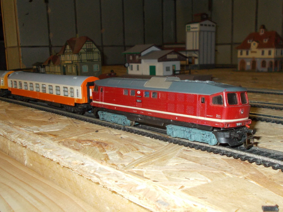 Da es zu DDR Zeiten,auch in der Spur TT,keine 132 gab wurde als Alternative die 130er genommen.Hier fuhr die 130 007 mit einem Städteexpress,am 08.April 2018,auf meiner TT Anlage.