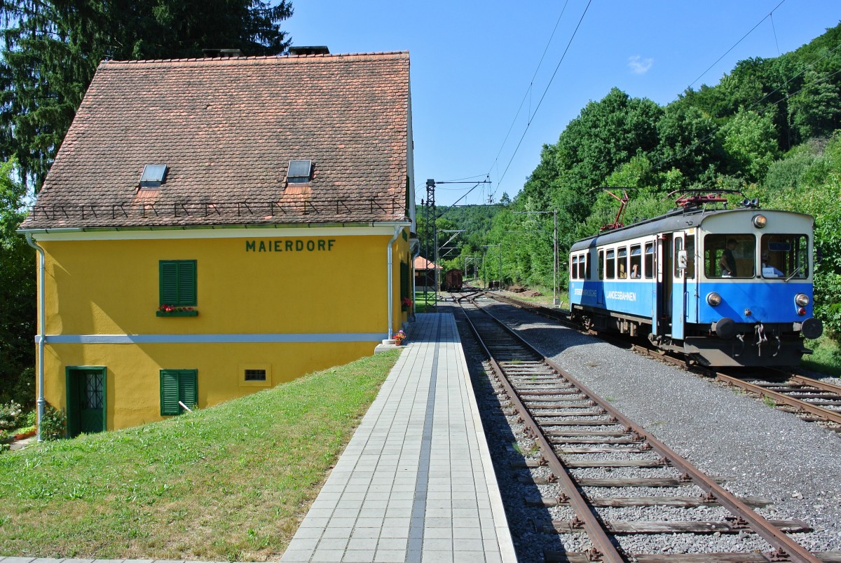 Da ET 2 der Felbach-Bad Gleichenberg Bahn (StLB) in Revision ist verkehrt zurzeit der noch in alter Lackierung stehende ET 1 (94 81 4920 001-6). Im Bild ist der  historische  Triebwagen in Maierdorf, 10.07.2015.