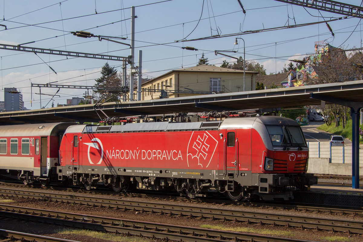 Da fährt man tagelang im Zug, reist 1000ende Kilometer, um das erste mal die Slowakei zu begutäugen, um die gute, alte Eisenbahn zu bestaunen! in Bratislava endlich aus dem Zug gestiegen, die Kamera gezückt, bereit für Großes,...und das erste, was der Fotograf zu fotografieren bekommt, ist ein VECTRON!!! EIN VECTRON!!!! Dafür hätte er auch zuhause bleiben können... 
Immerhin ist die Lackierung okay. Das Foto entstand am 22. April 2019, unter Tränen sozusagen. 