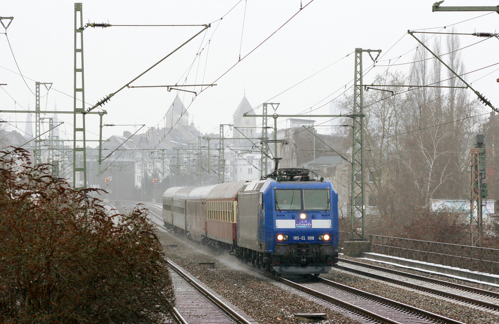 Da die Flirt-Triebzüge seitens des EBAs nicht direkt die Zulassung erhielten, fand in der Zwischenzeit bis zur Zulassung ein Ersatzverkehr sowohl mit lokbespannten Zügen als auch Dieseltriebwagen auf dem RE 13 statt.
185 008 wurde am 12.02.2010 in Düsseldorf-Flingern abgelichtet.