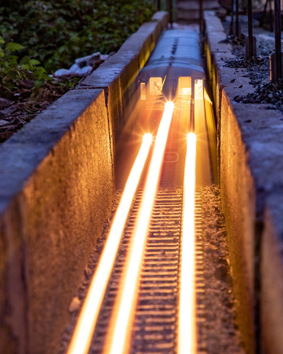 Da flitzt Sie durch die Nacht ,....

Die Gartenbahn von KHG 
11.10.2019