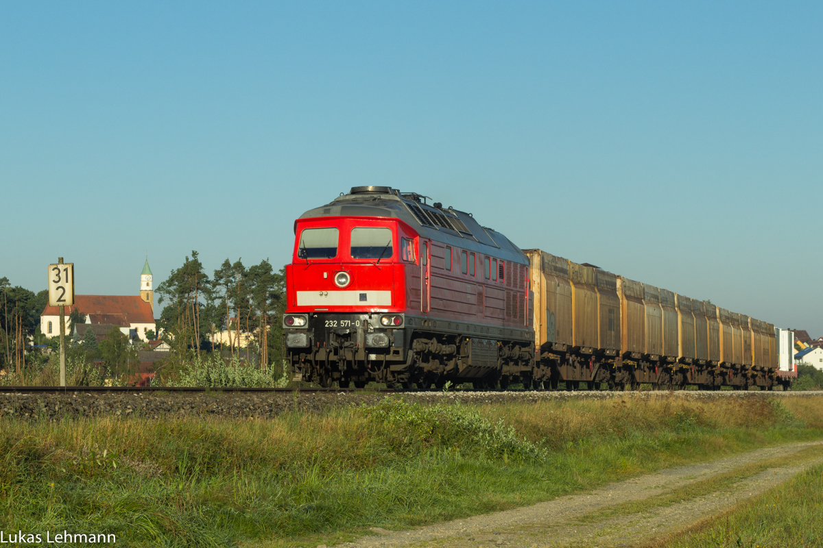 Da der Frankenwald bald  die Bahn frei macht  hieß es nochmal Umleiter zu fotografieren. Am frühen morgen zeigte sich die 232 571 mit ihrem eher kurzen Güterzug bei Freihung, 25.08.2016