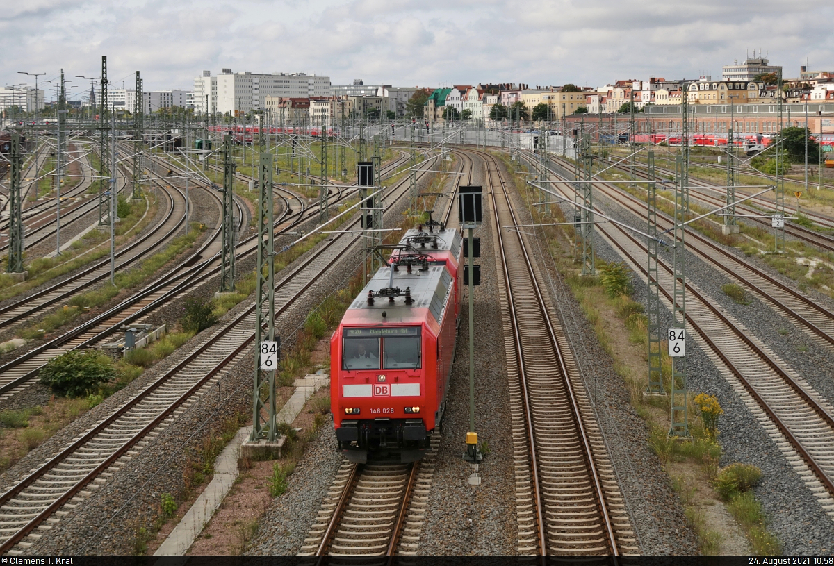 Da die GDL wieder gestreikt hatte, fiel der  RE20  nach Magdeburg Hbf (so die Zielanzeige) freilich kurz aus. Hinter 146 028-6 war noch 146 012-0 mit dabei.
Aufgenommen von der Berliner Brücke an der Zugbildungsanlage (ZBA) Halle (Saale).

🧰 Elbe-Saale-Bahn (DB Regio Südost)
🚩 Bahnstrecke Magdeburg–Leipzig (KBS 340)
🕓 24.8.2021 | 10:58 Uhr