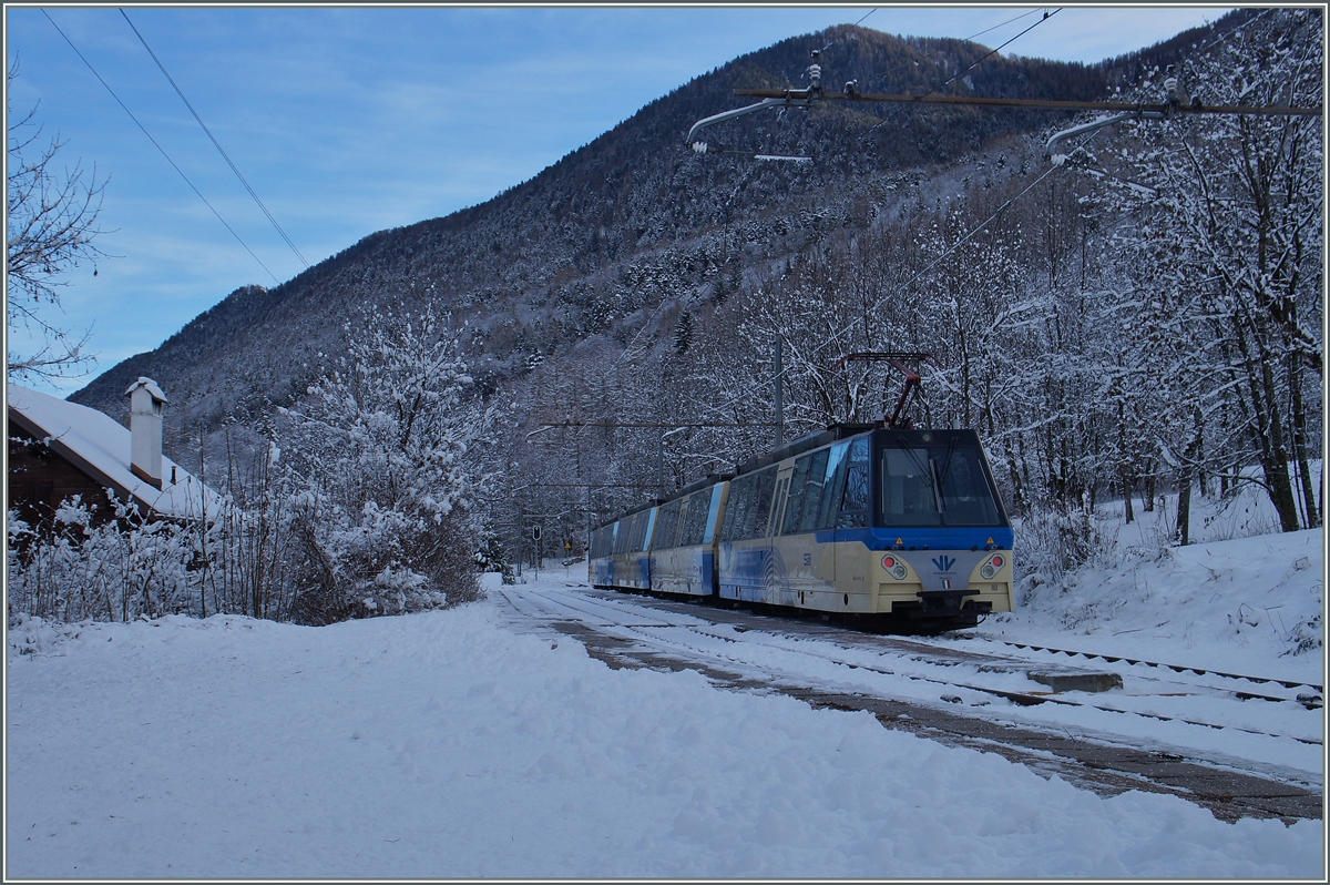 Da der Gegenzug etwas später kam, fährt der SSIF Ferrovia Vigezzina Treno Panoramico D 53 P  ohne (Dienst)-Halt in Gagnone-Orcesco durch.
8. Jan. 2016