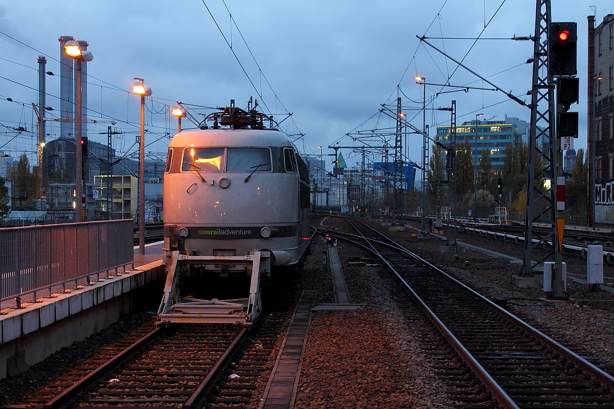 Da ging es mir genau wie Tim und deshalb übernehme ich die Bildbeschriftung:
„Da schaut man beim S-Bahn-Fahren verträumt aus dem Fenster, und dann sieht man doch tatsächlich die 103 222-6 der Railadventure, die man in Berlin überhaupt nicht vermutet hätte...

Berlin Ostbahnhof, 07.11.2016
