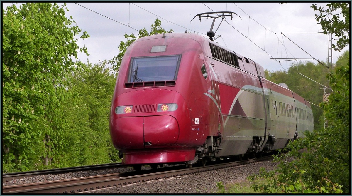 Da gleitet er dahin auf seiner Weiterfahrt nach Köln,der Thalys im Gleisbogen bei Rimburg auf der Kbs 485 als Nachschuß am 15.April 2014.