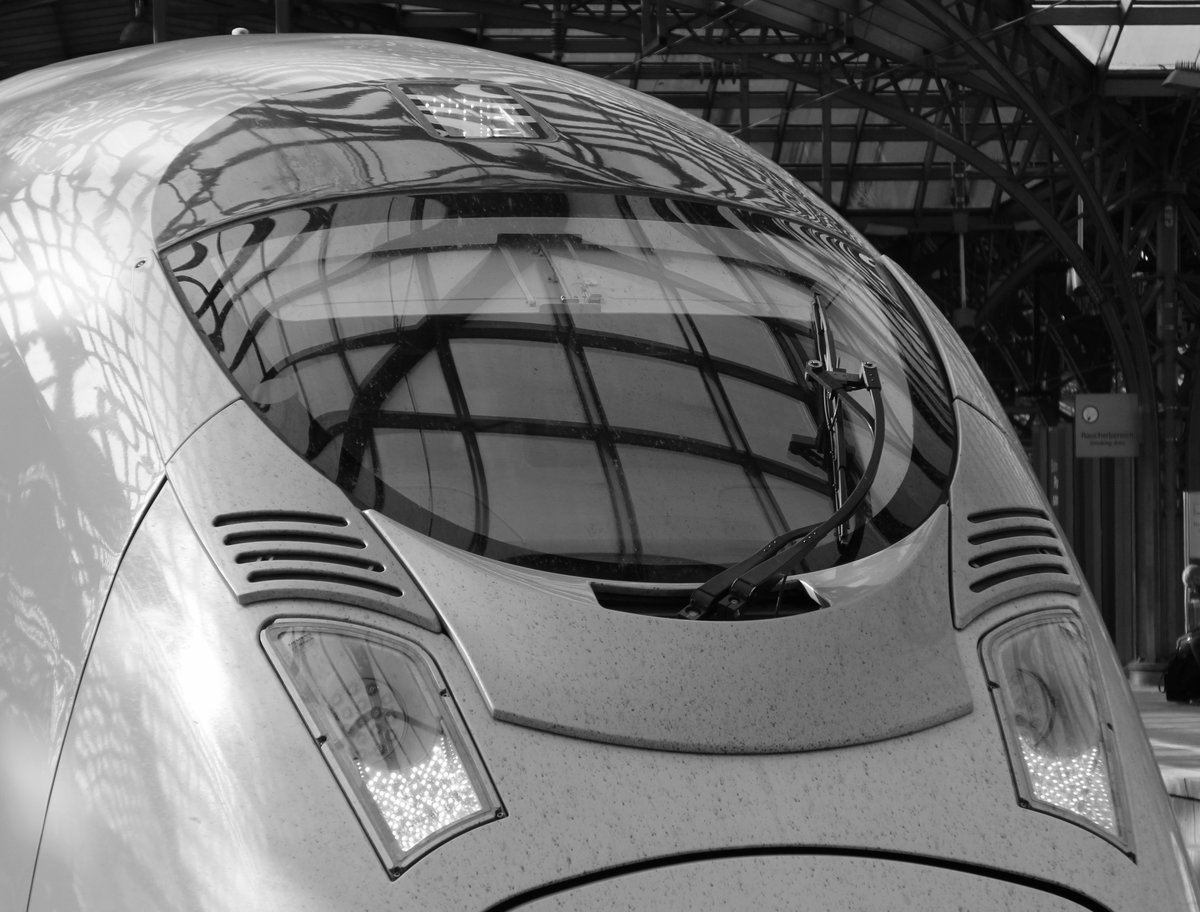 Da guckt aber einer grimmig...  Tz 712 als ICE 516 (München Hbf - Dortmund Hbf).

Köln Hbf, 10. Mai 2017